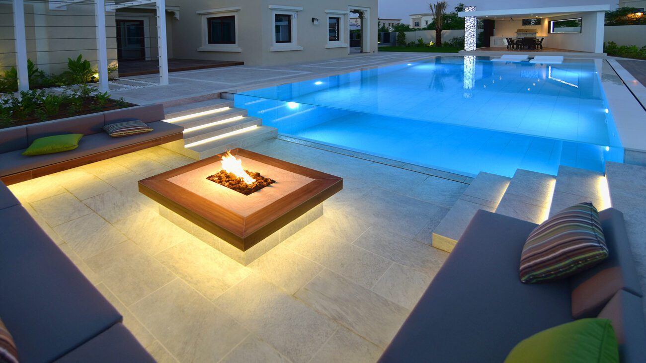 swimming-pool-build-design-company-contractors-in-Dubai-UAE-Abu-Dhabi-landscape-exterior-experience-underwater-window-acrylic-glass-12-1920x1080