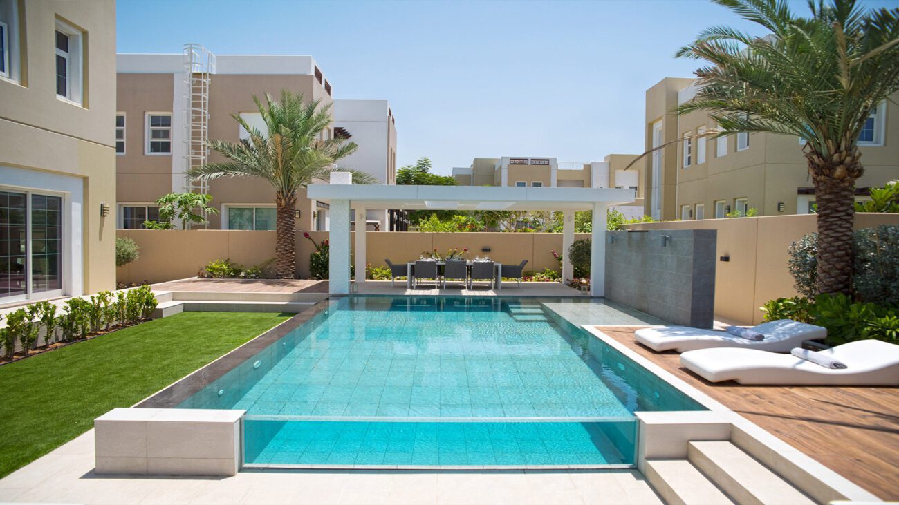 swimming-pool-build-design-company-contractors-in-Dubai-UAE-Abu-Dhabi-landscape-exterior-experience-underwater-window-acrylic-glass-14-1920x1080